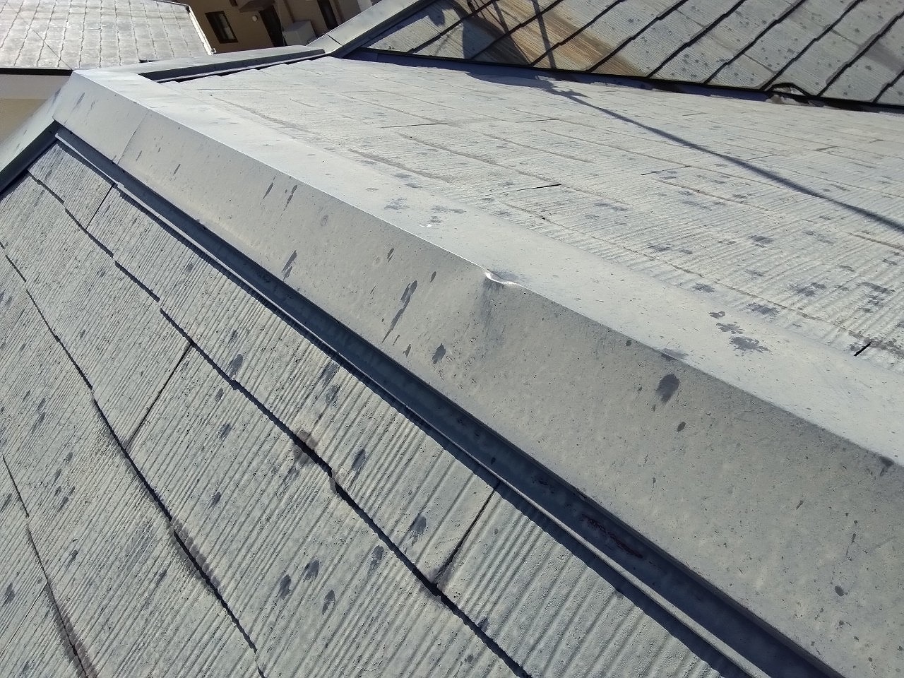 明石市　雹災害で隅棟部分棟板金凹み